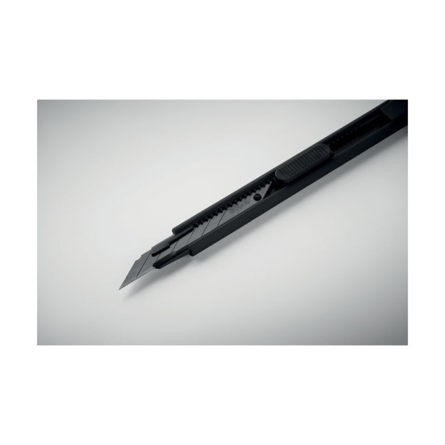 Mały chowany nóż BLADE