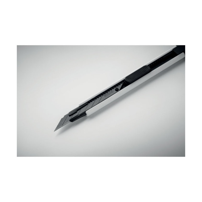 Mały chowany nóż BLADE