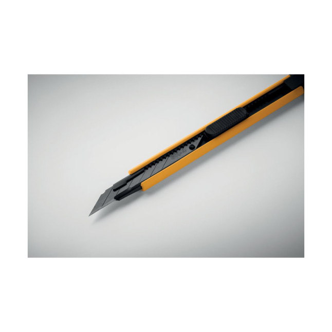 Mały chowany nóż BLADE