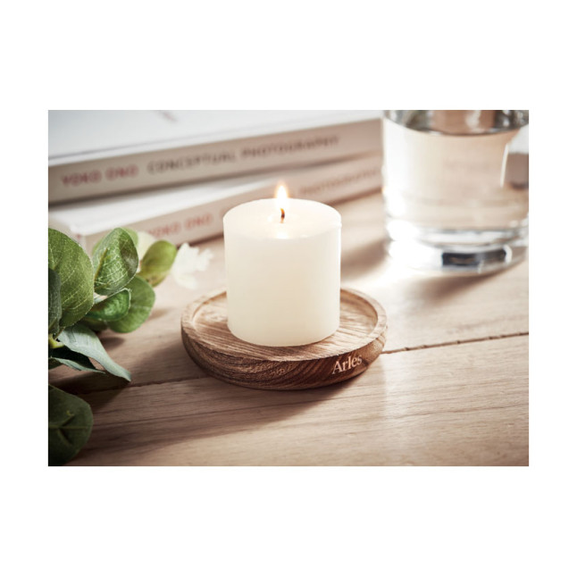 Świeca na drewnianej podstawce PENTAS