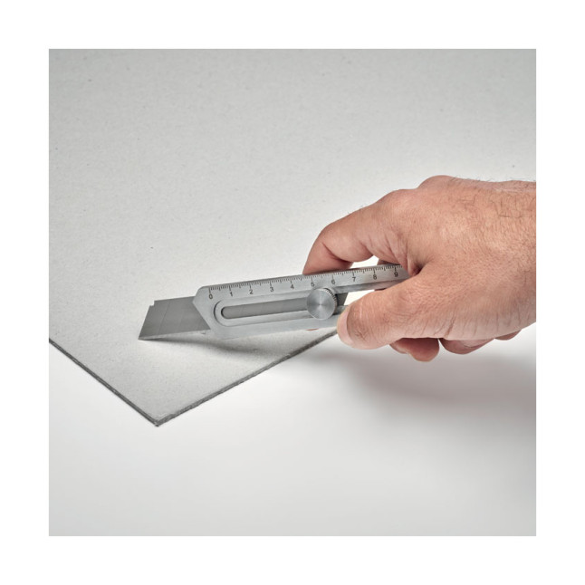 Wysuwany nóż wielofunkcyjny KNIFEPLUS